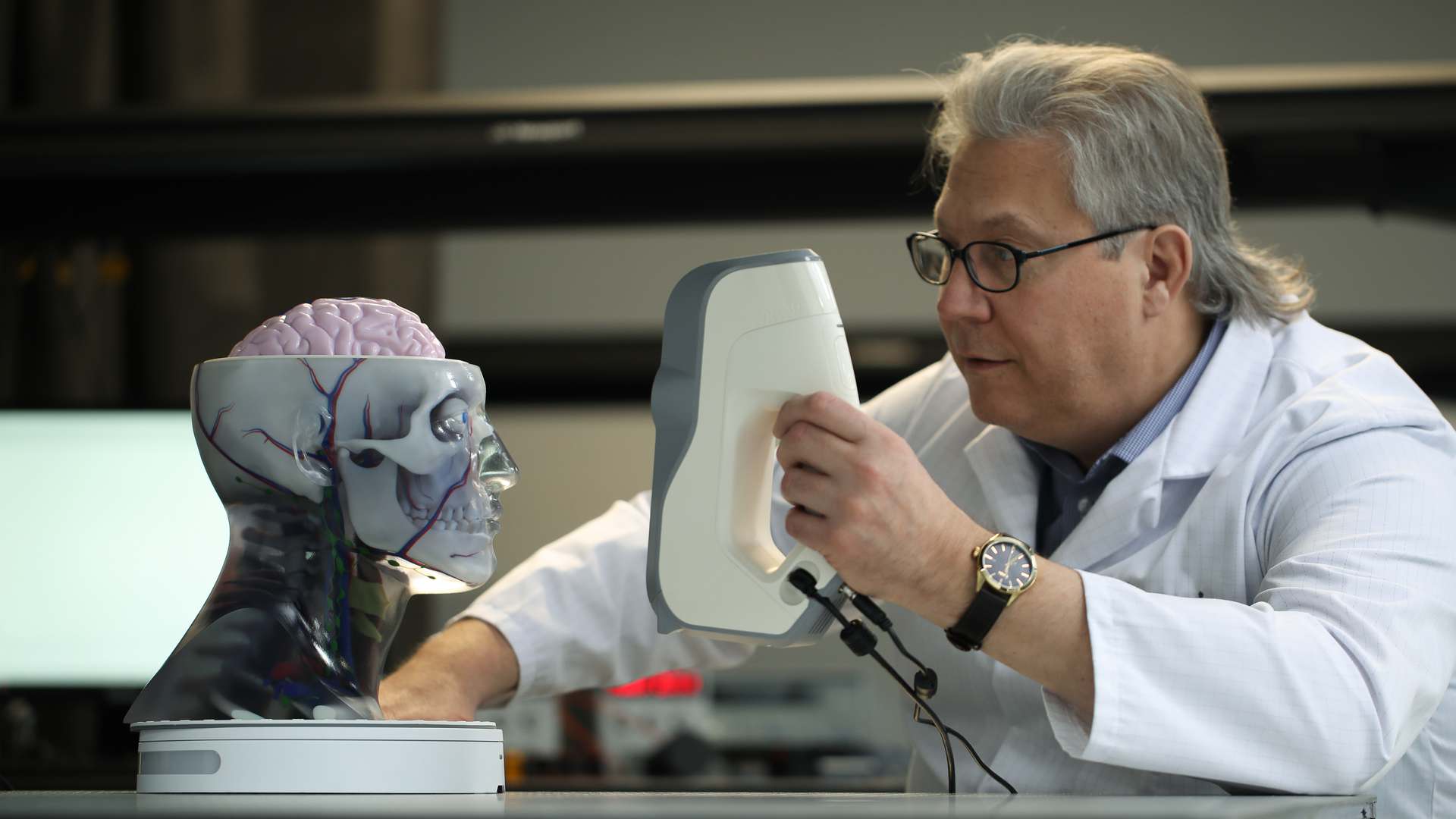 CPI expert using a machine to scan a head model. CPI expert using a machine to scan a head model.